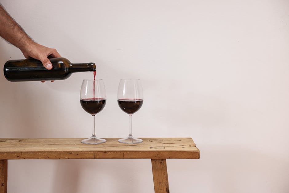 Versamento di vino rosso in un calice