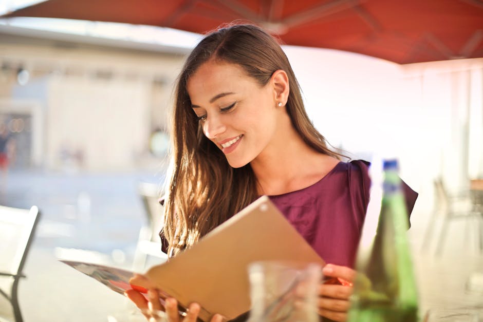 Lettura del menu in un ristorante elegante